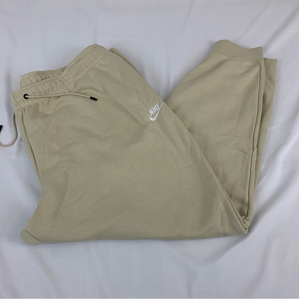 Nike Women’s standard fit mid rise cream joggers size 3x nwt